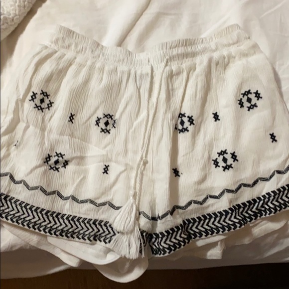 Romeo & Juliet Couture White Shorts - Picture 1 of 2